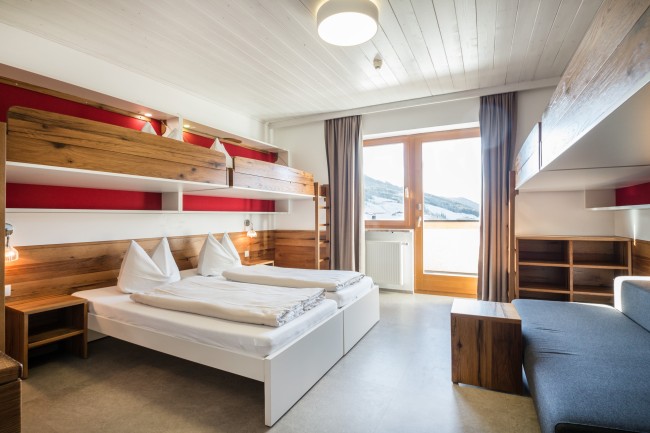 Doppelbett und darüber 2 Stockbetten